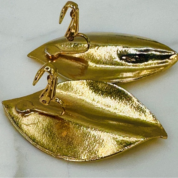 Vintage Clip On Earrings Large Leaf Modernist Contemporary Wave Design Gold Tone - Picture 3 of 7